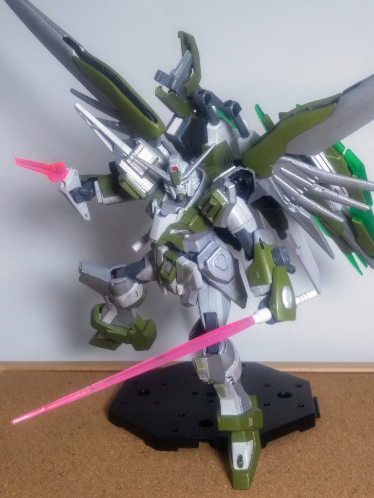 今では当たり前の様に変態キット達を繰り出してイル「UP主」 🤣🤣🤣でも、この子の発表投稿はソレハモウ!勇気がいりました 😵💦💦(GNSUT様にお世話に成って 数ヶ月しか経っていない時分) 「デスティニーのサーベル 」をブーメランモードへサイドアーマーから「∞ ジャスティス 」のサーベルを引き抜き発振❗