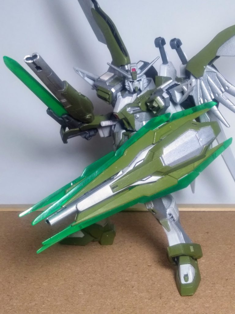 まだ武装がアッタリします 😁💦💦(シツコイなぁ⤵️⤵️)メインウェポンと成るのですが『OO クァンタの武装』を丸パクリ 😅折角なので余っていた『ビルド ストライク』のブースターのビーム砲もクッツケときました 😝 いい加減 御覧の皆様も飽きたでしょうからサクッとイキますね 😌自分でヤっといてナンですが「UP主」自身もゲンナリ 😖⤵️⤵️