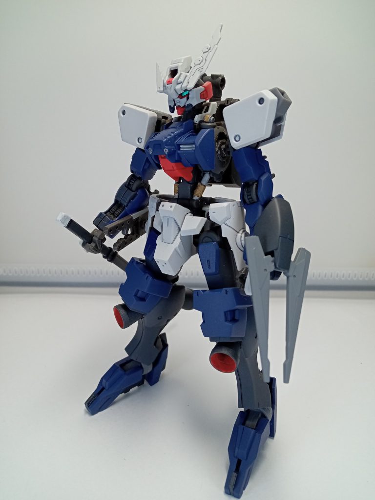 全身です、塗装が荒い所がありますがティターンズブルー２で塗装、左腕はバルバトス第三形態仕様にガンダムヴィダールの足は前々から忍者っぽいなと思っていました