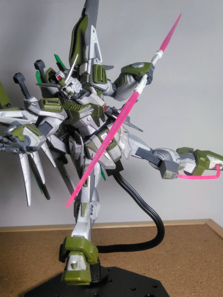 この頃は『SEED FREEDOM』を視聴して無い訳ですから「UP主」にとって『∞ ジャスティスのアスラン』は恐怖の対象❗❗😖💦💦「∞ ジャスティスの蹴り」にとても警戒心を持っておりました  ((( ;゚Д゚)))ガクガクブルブルなので「アスラン対策」にヨリ この子の下半身は「∞ ジャスティス」なのです 😡💨 「脚サーベル」 今では珍しく在りませんね 😅「∞ ジャスティス」のサーベルなので刀剣合体❗ 😁