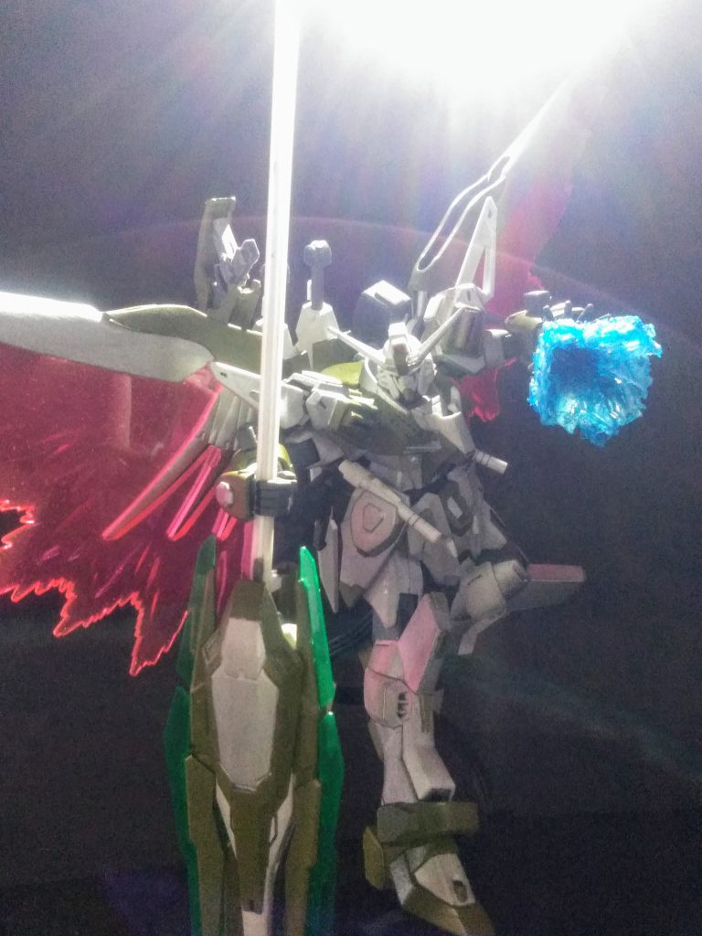 コンナ感じで実行です 😌💨掌底ビーム砲のエフェクトはキットに付いて無いのでコサエテおきました 😤 それにしても武装の飽和状態が半端無い❗❗😩⤵️⤵️お陰で撮影に費やした時間がエライ事に成りました 😭💦💦此に懲りて最近は省武装を心掛けてイルのですが・・・・😟💬変わって無いのが現状かなぁ😏💨 旧キットながら 現在の状況で観ても超優秀なこのキット(何時もながらに「UP主」基準) 😍💕何度 弄っても最高に楽しいです 😆👍✨