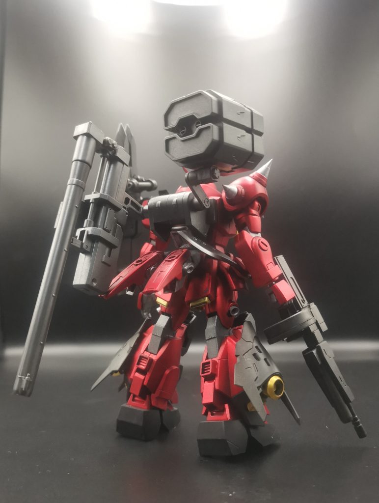 高火力のバックユニットは早期消耗を前提とし、投棄する事で機体の真価である高機動を発揮させます。腰部燕尾型スラスターはフレキシブルに動き、高機動の要となります。