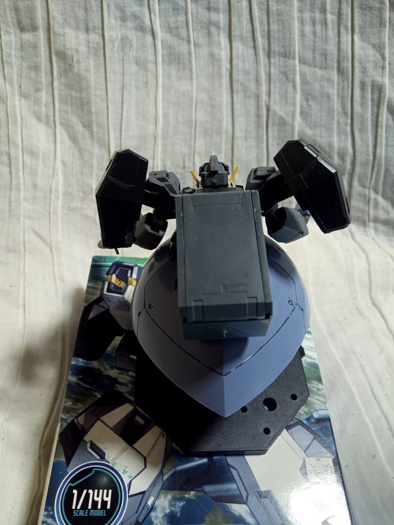 ナドレがないので内部は各ガンダムタイプの部品を寄せ集めて簡易フレーム化したハリボテであり、機体の挙動自体も緩慢なため戦闘能力は非常に低い代わりに下半身が推進機能のみで構成されているため移動能力は高く、疑似太陽炉と大型のコンテナを接続され、ソレスタルビーイングの後方支援部隊により、退避した人員や再利用可能な資材の回収に使われた