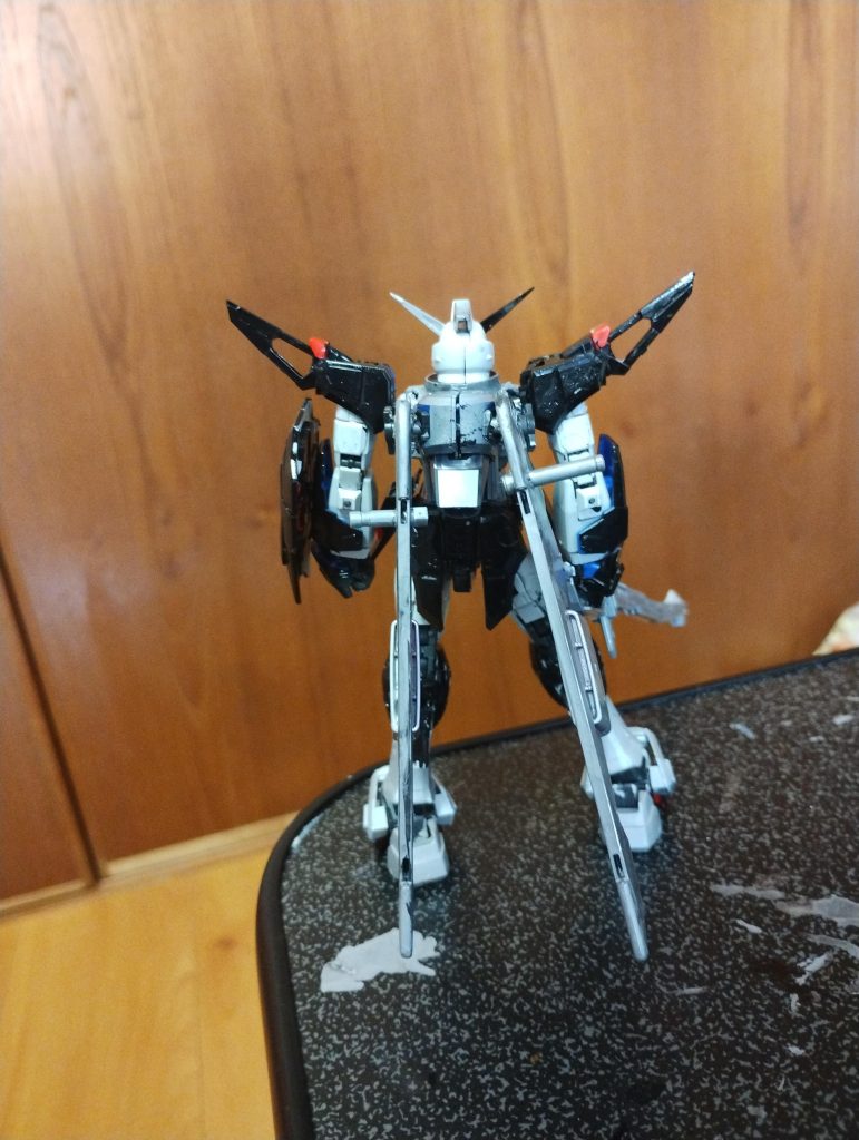 オリジナル要素としてHGCEインフィニットジャスティスからファトゥムのビームブレイドを三ミリ穴を開けて移植。一応手持ち用のグリップもジャンクパーツから用意してあります。本来の翼と合わせて使うにはRGデスティニーのジョイントは貧弱すぎたので装備の変化はこれだけです。