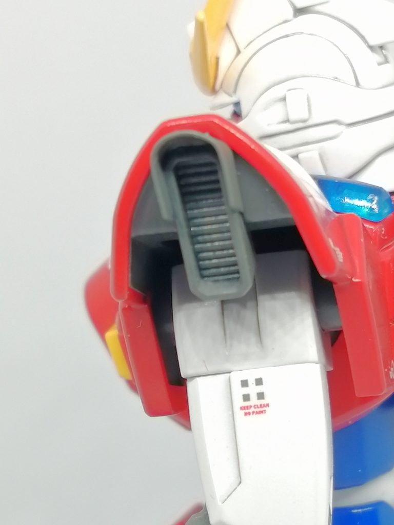 肩部ノズルはキット付属品だとショボ過ぎるので新規制作しました。アニメや設定画を見ると、付属品より一回り大きい様なので大きく制作しました。1.5倍くらい大きくしましたが、コレでも可動させても接触しないです。