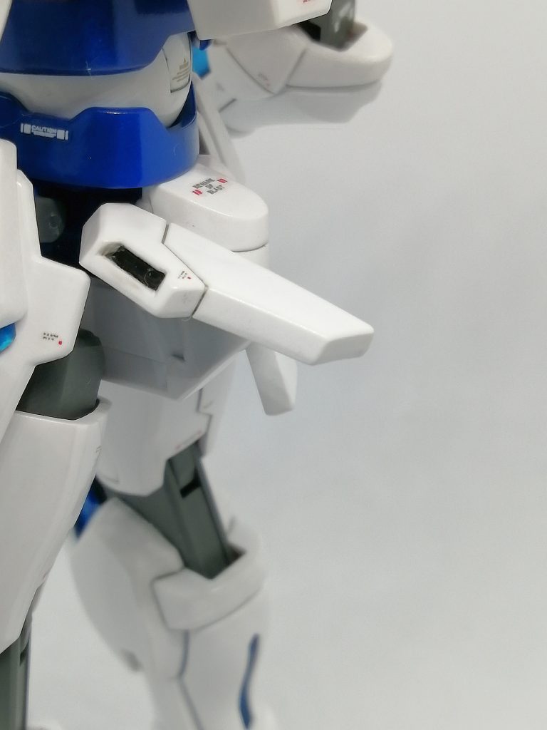 格闘系機なので可動域を広くする為に臀部も可動する様にしましたが、あまり意味なさそうです😅腰部装甲のノズルは彫り込んで有ります。