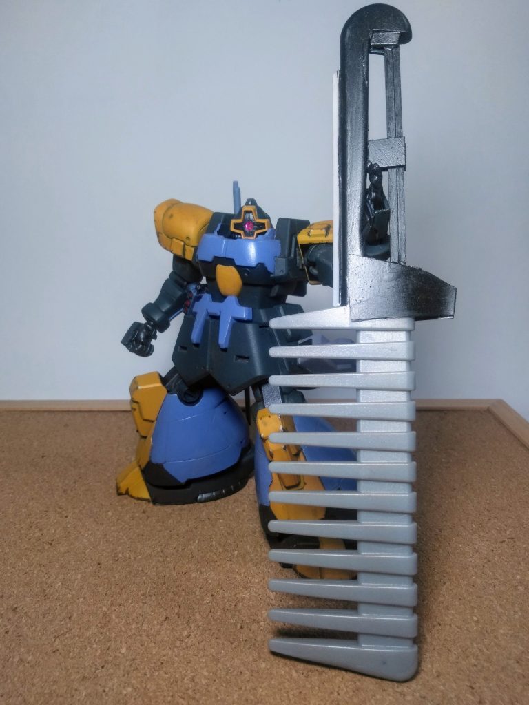 今回の蛇足作業🐍👣を実行です 😘🎶🎶皆様が生活するにアタリ ほぼ確実に使うであろう このアイテム 😆✌️(UP主はワリト使わないで済むかな 😭💦💦)100均の整髪コーナーからの発掘です 🤣🤣🤣(言わなくてもわかるか👍)そして『長モノ武装絶対信者』の為の布教活動も完了ですね❗  👍😆🎶🎶🎶 因みに武器名は『A friend with long hair』と 成ります 😏