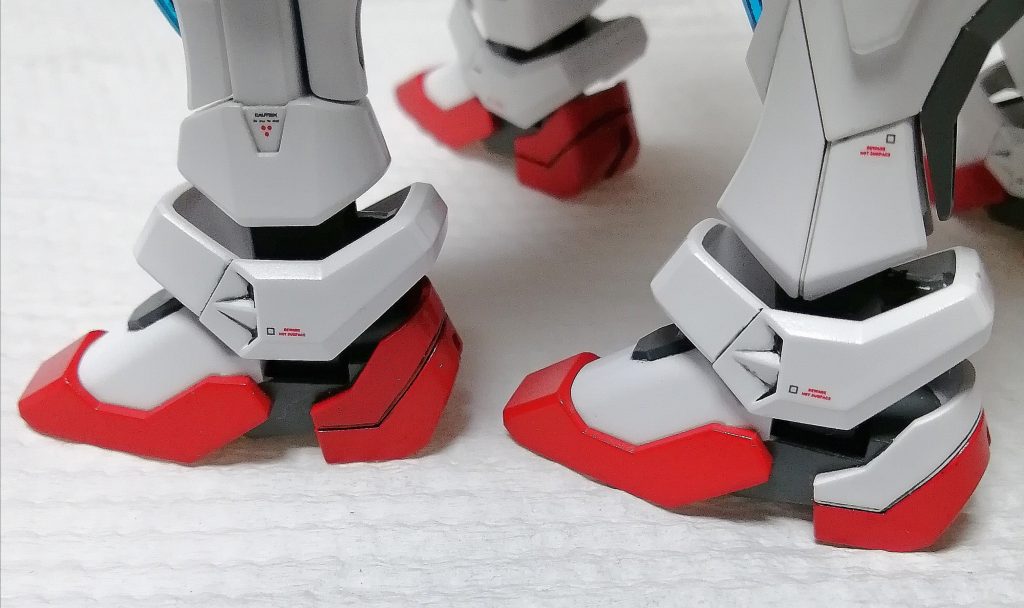 トライとビルドを同時製作して気付いたのですが、左がトライ、右がビルドの足ですが踵の配色が違います。でもマニュアルの作例ではビルドと同じでした。製作したモデラーが間違っただけなのか、ビルドを流用したのか🤔