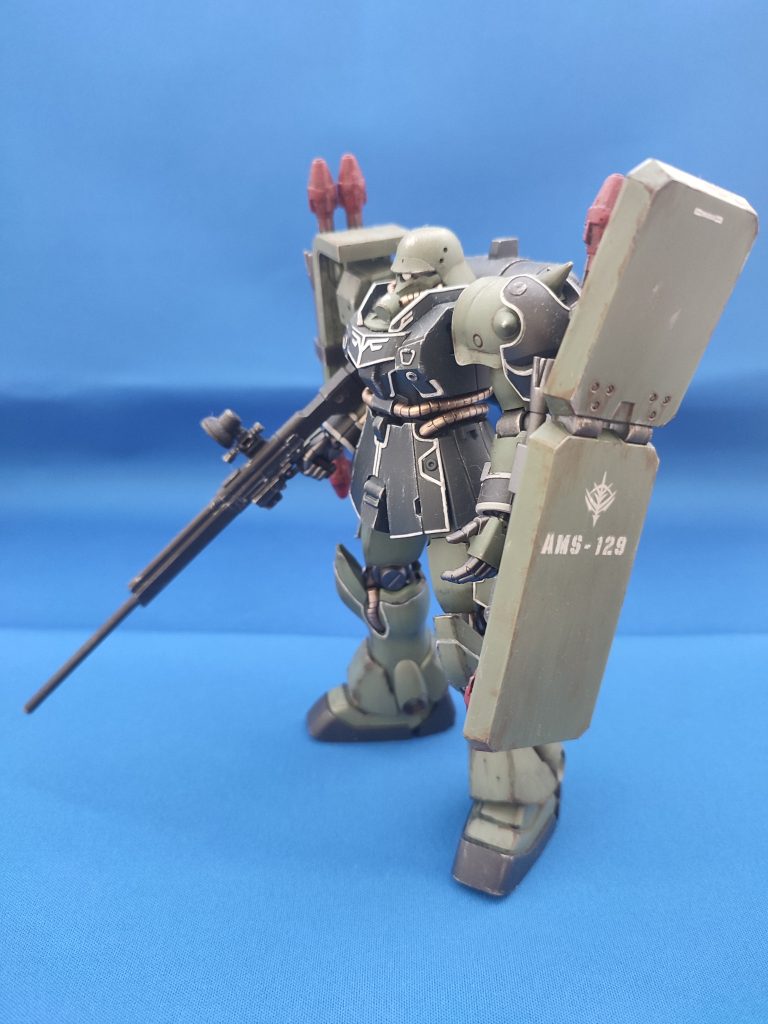 製作で苦労したのは、８本あるシュツルム・ファウストとエングレービングの塗装です。シュツルム・ファウストは先端部分の裏側は肉抜きされておりそのままでは目立つのでエポキシパテで穴埋めしました。埋めるだけでなくまわりの形状に合わせて成形する必要がありました。８本もあるのでなかなか大変でした。