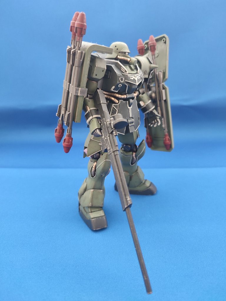 エングレービングは最初マスキングしてエアブラシで仕上げるつもりでしたが、私の技術ではうまくマスキング出来ず筆塗りで仕上げる事にしました。シタデルカラーのCORAX WHITEを使用。それっぽく塗れていますがアップに耐えられる出来では…。