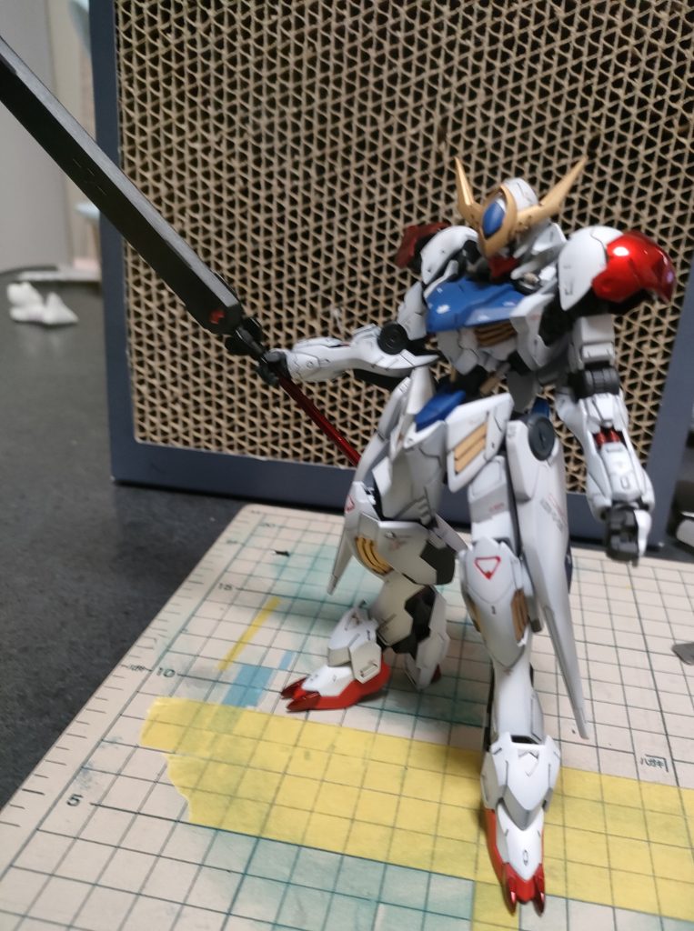 肩アーマー、爪先、剣の手持ち部分はキャンディ塗装で。パイプ類もメタリックレッドで塗装しました。ホワイトはブラックサフからガイアカラーのアルティメットホワイトで立ち上げました。赤パーツ以外はスムースクリア艶消しで仕上げました。