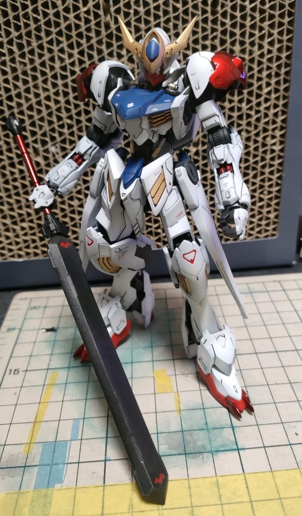 ウザくならない程度にデカール貼り貼り。白地にはグレー&レッド、青地には白のデカールで。キャンディレッドで塗装した部分に痛カッコイイ狙いでバンダイデカールの漢字の「 鉄華団」や三日月の名前を入れれば良かったかなぁ。