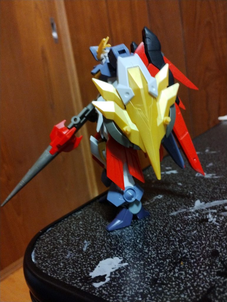 改造完了時の写真。手足の可変機構を排除してデスティニーのウイングとザウォートの靴パーツを代わりに取り付けています。