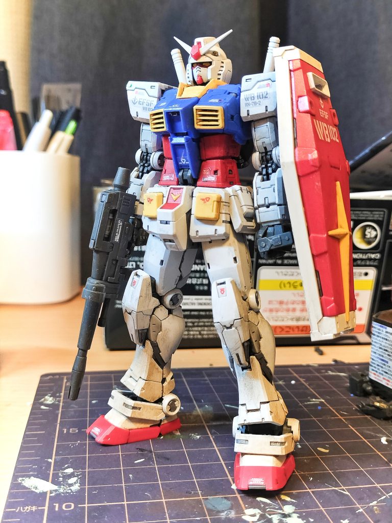 デカールを少々貼ってからウェザリング。Mr.ウェザリングカラーで、スミ入れ兼汚し。一部パーツが割れたので接着しています。先にトップコートを吹くべきでした。また、リアリスティックデカールの他にも金属光沢を入れたかったので、部分的にガンダムマーカーのメッキシルバーを使用。これはかなりのスグレモノですね。頭部バルカンはガンダムマーカーのイエローゴールドで塗りました。アクリジョンのシルバーで、ドライブラシを施して、エッジ部分の剥げを入れてみました。やりすぎて目立たないようにしてみましたが、写真ではあまり分かりませんね。