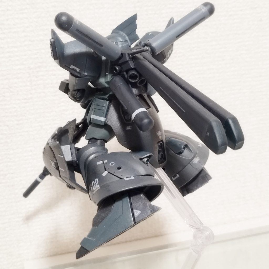 背面スラスターの一部が折れてしまったため位置を変更し、スラスターがあったところにリック・ドムⅡのプロペラントタンクを増設しました。