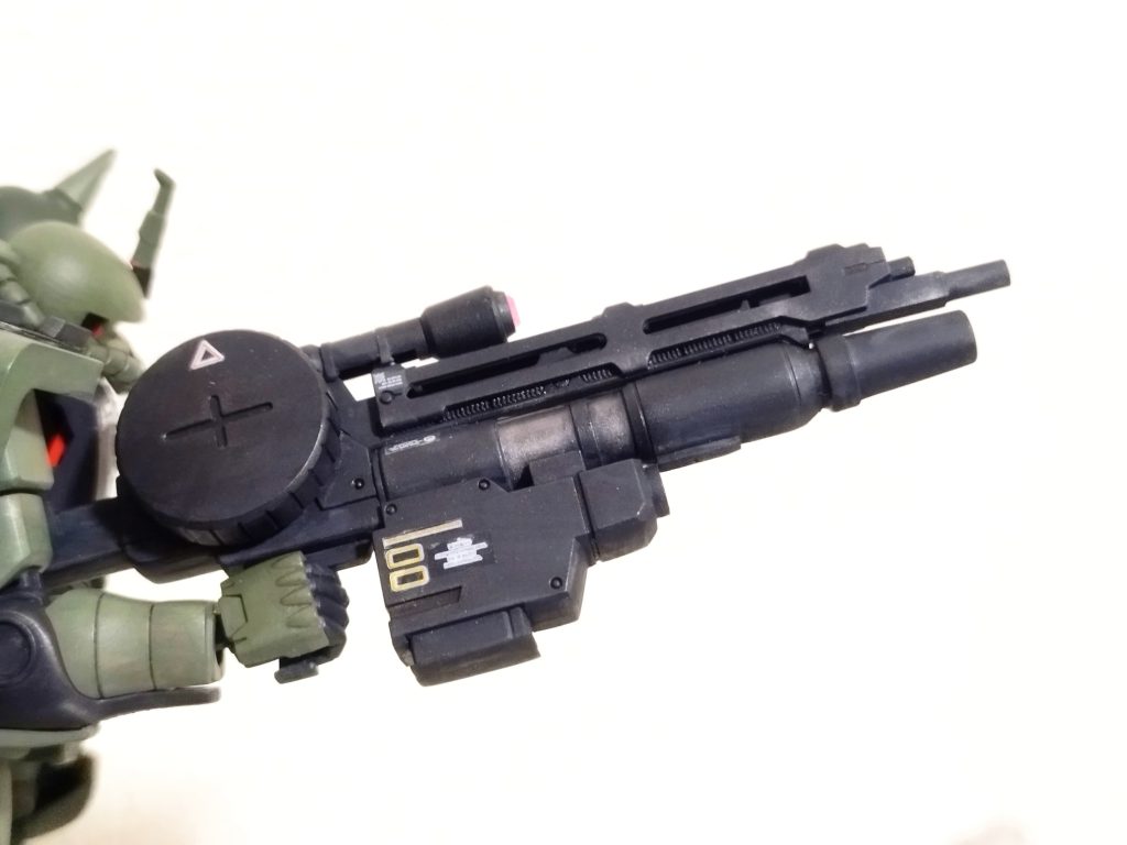 R1型より特別感を出したかったため、バズーカとマシンガンを合体。初期マガジンのみMGのものをつけ、弾数2.5倍（ 350発）という設定です。