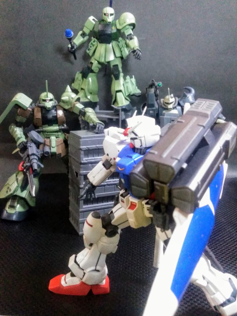 トカク『0083のMS達』は出演シーンが控え目です 😩💨主役である この子でさえカッコいい姿がアマリ思い出せない 🤔❓(「UP主」だけかな?)まぁ、尺の都合なのだから仕方ないと諦めるしか無いのですかねぇ 😟⤵️⤵️ そんな感じで基地内に不法侵入してきた連中を連邦陸戦 MS 標準装備?の『ミサイル ランチャー(型番は知らん😚)』で迎撃です 🤭👍