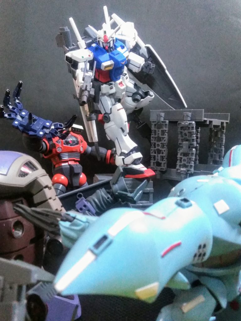 ワラワラとゴキブ❌→執拗に迫り来る『ジオンのナ・イショ基地』所属の変タ❌→特殊改造 MS 達❗❗😵💦💦 「ミサイル」も撃ち尽くしてしまったので左サイドアーマーに懸架されていた皆様大好き?😌💓『100mmマシンガン』にて対応です 😆👍