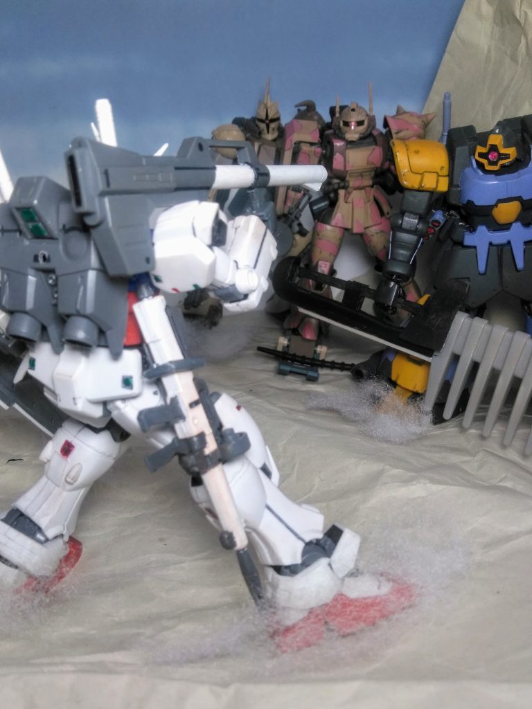 この時期は『トリントン基地』の周辺地帯は荒野?砂漠?🏜️と成っております 🧐💬それは『コロニー落とし』の結果ですよね 😭💦💦「悪逆非道❗❗」ジオン星人赦すマジⓂ️😠💣(あっ、「UP主」はジオニストだから建前です…😋) そんな連中には『ハイパー バズーカ』をお見舞いだぁッ❗❗🤛😡🤜