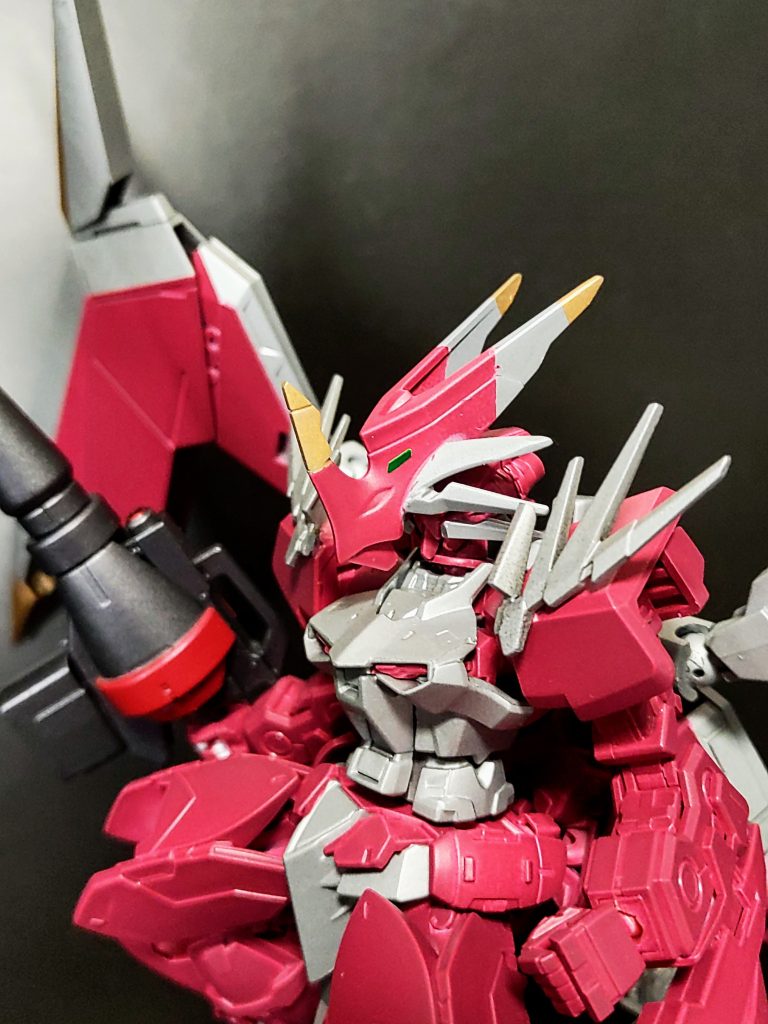 顔はグエルディランザの角がイイ感じにドラゴンっぽかったので加工して取り付け。目によさそうなモールドもあったけど位置が設定に対して下過ぎたので無視してちょい上に設けました。モールドに合わせた方がかっこよくはなりそうだけども