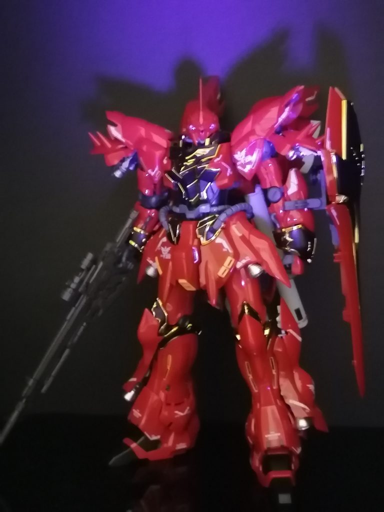 見ずらいですが、モノアイとビームライフルスコープはブラックライトで光ります🤩最後まで見ていただき、ありがとうございます😸