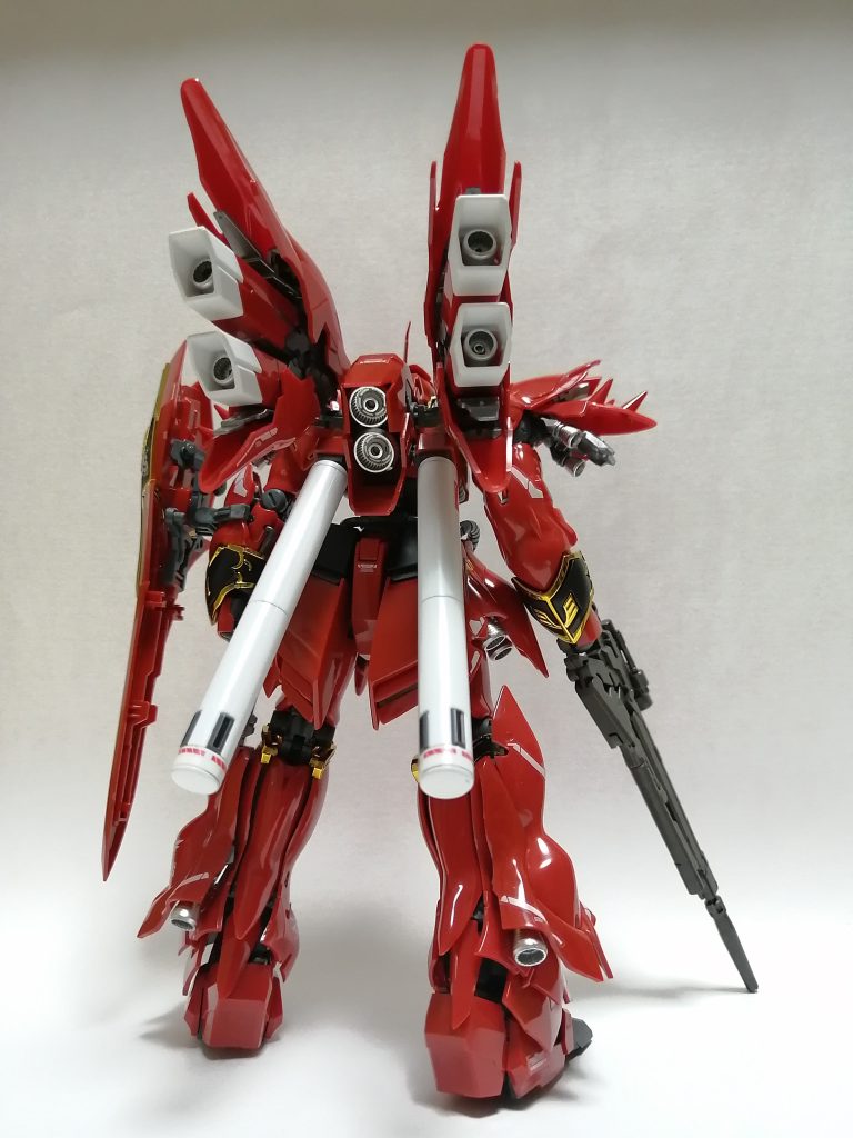 リアビューが素敵ですね😄頭部バルカンとバーニアは全てシャインシルバーで塗りました✨