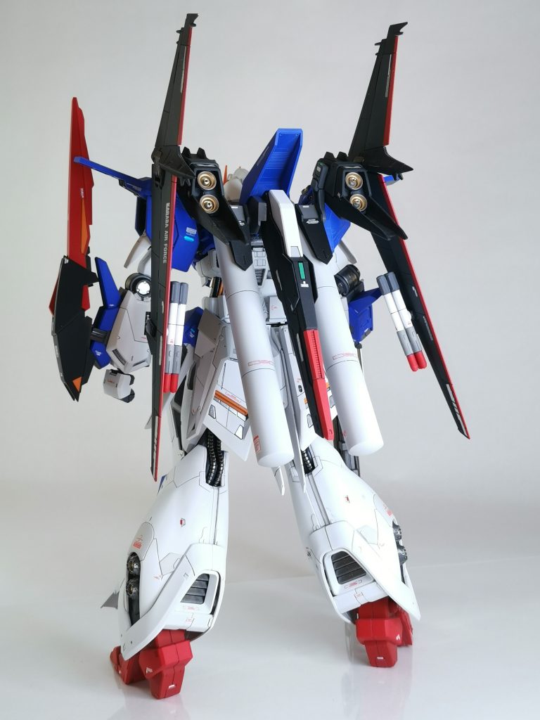 背面もＺガンダムに寄せた配色に変更しています。濃い黒はEXブラックとダークブルーイッシュパープルを6︰4で、淡い黒はグレー5に同パープルを少々。［ 備忘録 ］つや消しはEX-10を1︰1.2で希釈し使用しました。濃かったか吹き付けが過ぎたか、若干発色が穏やかに。次は1.5まで薄めようっと。