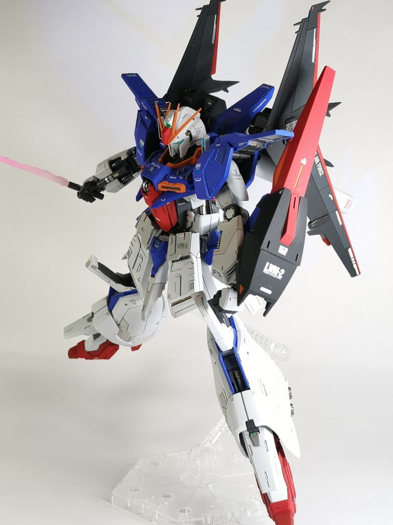 配色です。白はEXホワイトとグレー1、ワンポイントでグレー2。赤青黄はブライトレッド、コバルトバイオレット、マンダリンオレンジをベースカラーに。あと、さりげなく同パーツの下地を白とグレーに分けて濃淡差を付けています。