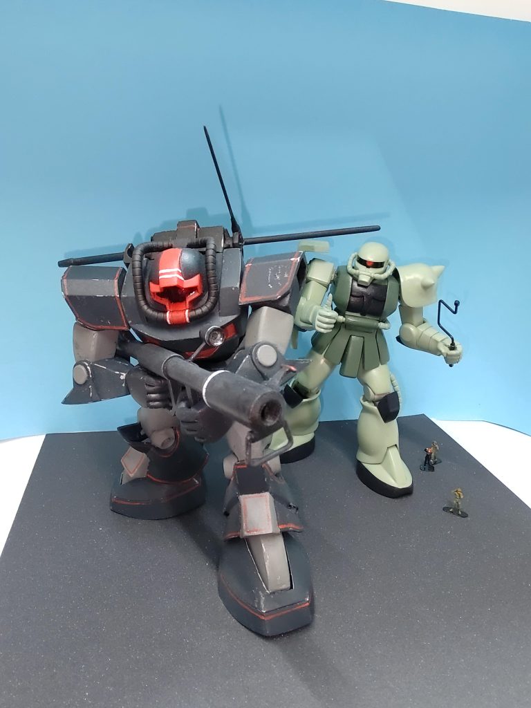 ボックスアート風ジャイアントバズ両手持ちさせるのに苦労しました。後、昔作ったHGザクに慌てて謎器具とサムズアップ右手作りました。