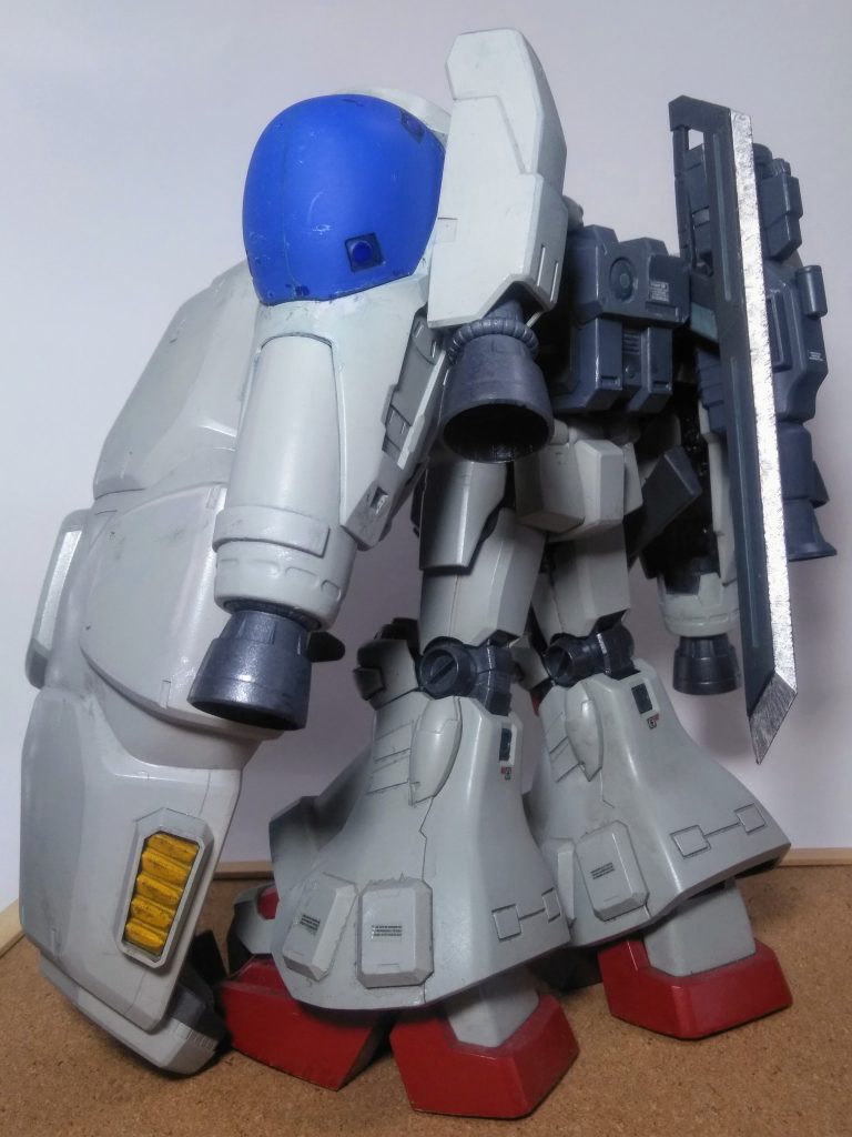 『ガンダム GP-02 サイサリス』あっ!コッチも長いので、当然ながら飛ばして頂いて結構ですよ 🤗 核攻撃を主目的として開発された機体。コードネームの「サイサリス」はホオズキの学名で、花言葉は「偽り」開発は第2研究事業部が担当し、基本的に公国系の技術をベースに造られている。最初期の設計案(型式番号:RX-78GP02)によれば、本機はいわゆるドム系の重MSとされ、強固な装甲と強力な火力を備え敵陣深く進行して拠点を要撃するという「強襲・攻撃型MS」であった。MS同士の格闘戦の実効性に懐疑的な連邦首脳部は、当初から試作1号機より本機を本命視しており、さらなる重武装を求められる。さまざまな武装のバリエーションが検討・提案されるが、当然の帰結として核装備の可能性が検討される。宇宙世紀においても「最強の兵器」は「核」であり、その破壊力と戦略上のインパクトはほかの兵器の追随を許さない。「最強のMS」を目標とする本計画において、本機は「最強の機動兵器」であるMSに「最強の破壊兵器」である核を搭載しており、戦後の優位性を維持するために造られた「徒花」であるともいわれる。南極条約が締結される以前の一年戦争緒戦でも、ザクII C型が核弾頭のバズーカを使用しているが、戦術核並みの威力しかない。本機に搭載されるMk.82弾頭は議会の予算において戦術核として申請・登録されているものの、実際には戦略核の数倍の威力をもつものである。ただし、弾頭の到達半径が短いことから自機も爆心地にいることになるため、すべての装甲に耐熱・耐衝撃処理がほどこされる。表面には3層のコーティングがほどこされ、揮発することにより熱線の30パーセント以上を遮断、宇宙空間では1,000メートル、地上でも3,000キロメートルの距離でMk.82の爆発に耐えうる。基本フレームは試作1号機と共通のものを採用しているが、外観はまったく異なる装甲ユニットを使用している。公国系と連邦系のMS技術が融合した本機の斬新な設計思想は、リック・ディアスに代表されるのちのグリプス戦役期のMS群に多大な影響を与えている。塗装は試作1号機と同様のトリコロールだが、全体にくすんだ色調となっている。1号機に先んじて0083年9月18日にロールアウト。アルビオンによって1号機とともに地上試験および戦術核発射テストのためトリントン基地に運ばれる。 読了❗大変お疲れ様でした 😌⤵️⤵️ そんな訳で、普通じゃあツマラナイので「UP主」特選!「ガトーさん!焦る気持ちは判るけど、周りを見渡せばもうチョッとナンカあったんじゃないんですか ver, 」でイッてみます 😃💓