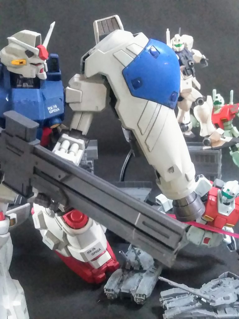 クドイですが『0083のMS達』は出演を遠慮し過ぎな様子が観てとれます 😩💨まぁ、この子はライバルキャラだし、見た目のインパクトが強いので雄々しい姿がとても印象に残っています 😍💕(「UP主」だけじゃないハズ!)『絶対!主役より人気があるよなぁ!!』なんて考えていたりして 😏ニヤニヤ そんな感じで「格納庫」からチョロまかした『 2 連装ビームライフル』で応戦です 🤭👍ご存知!『境界戦機』のアレですね 😁