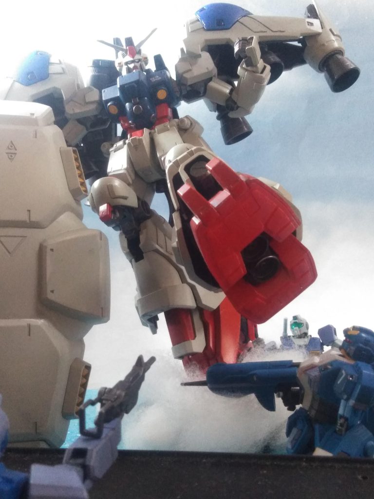 『トリントン基地』の港湾施設に追いやられて仕舞う『 ガトー 少佐 』😖⤵️⤵️最早機体の推力も限界❗❗着地点を探ります 🧐うおっ?!目標地点に敵勢力が❗ならば!『足蹴にするしか在りません❗❗』 😠👣もう迷ってなんかイラレ無い❗❗❗😡💢