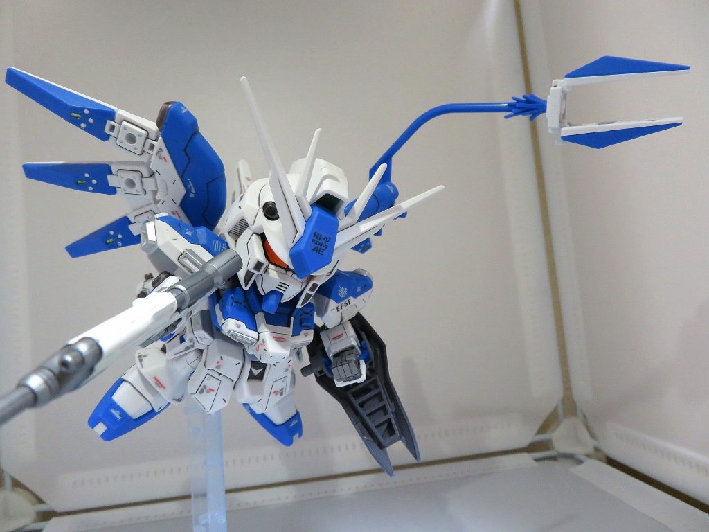 フィン・ファンネル射出用のエフェクトパーツを使用してみました。塗装するのを忘れていて、ランナーから切り離したものをそのまま使っていますが、悪くないですね。他にも簡易的なスタンドも付属するので、プレイバリューは充分です。それどころかこのキット、値段的にとねもお買い得だと思います。