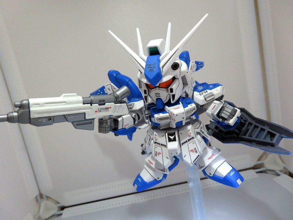 また、肘関節を塗装したときに、クリアランスを確保した筈なのに塗装が擦れて剥がれまくるので、ネットで対策を調べていたときに発見した「タミヤモデリングワックス」を使用してみました。元々はプラモデルの光沢感を復活させる道具なのですが、塗装剥がれしそうなところに塗ると、保護膜が形成されて塗装剥がれを防げます。しかも、つや消しを吹いた上からこれを塗ってもつやは出ないので、かなり便利です。ただ、塗ったらすぐに拭き取らないと塗膜を侵す可能性があるので、そこだけ注意です。