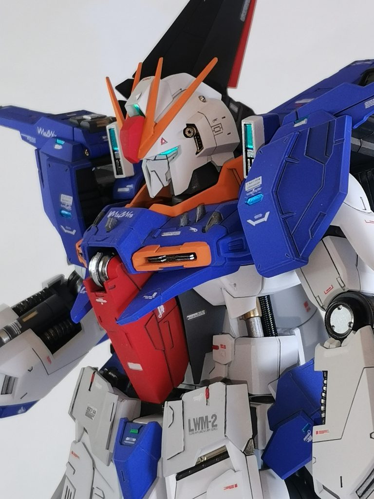 胴体の拡張部が簡素な印象にならないよう、後付のシリンダーにスプリングパイプ、動力ケーブルで重機ぽさを演出しました。なお余談ですが胴の拡張と変形機構を天秤に掛けて、ためらわずに変形を投げ捨てたので、分離合体の設定も無かった事になっております。