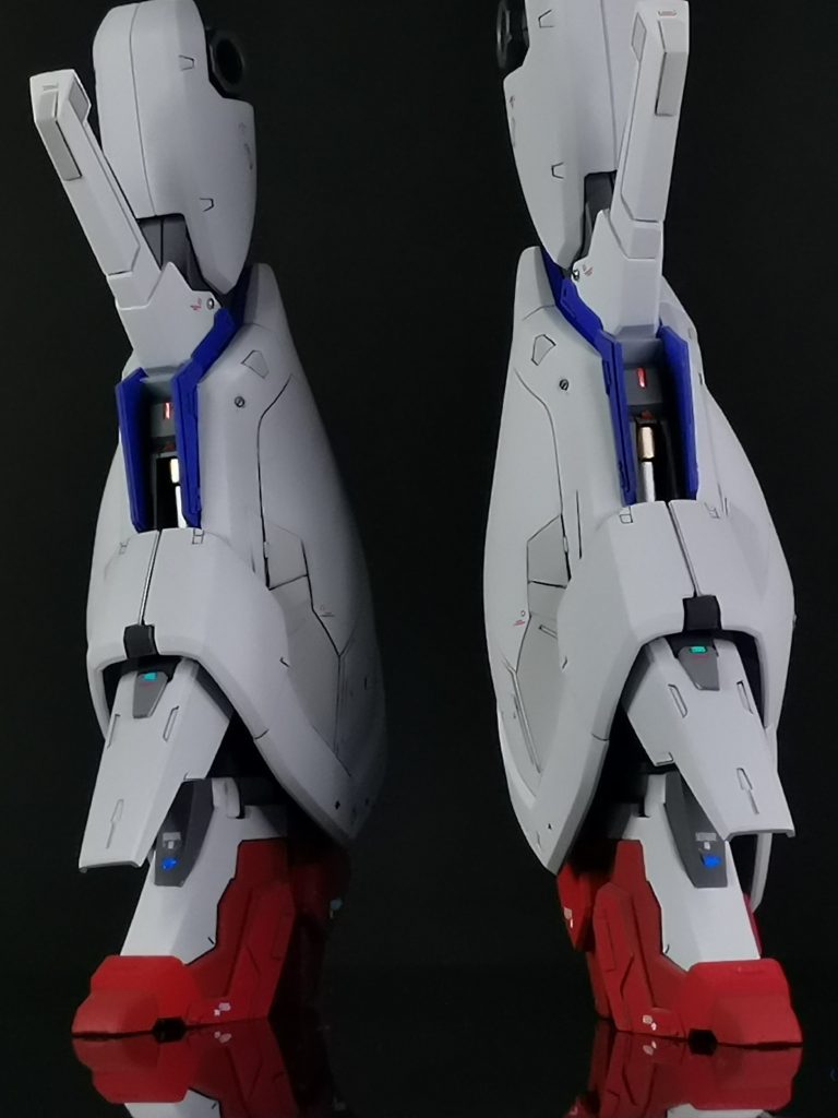 1番苦労した脚部です。特に膝装甲の形状変更で、新造パーツの安定した角度固定と脱着の両立は長く悩みの種でしたが、おかげでいい学びを得る事ができました。やはりポリパテは全てを解決する…!　スネ部分は開孔しシリンダーを埋設、他にもパネルラインやメタルパーツ等を追加しました。