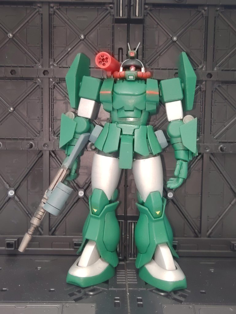 正面脚部動力パイプは密林では引っかかる為(開発設計者曰く、「あんなの飾りですよ!」との事)、旧ザクの物を使用したという