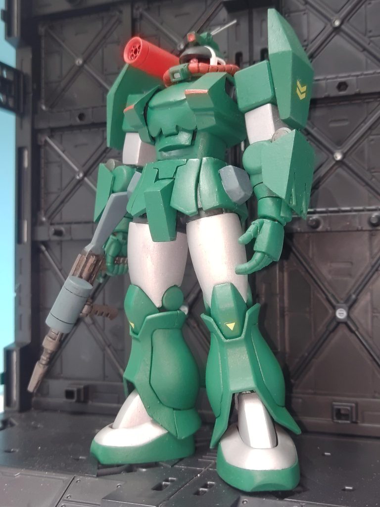 ガワラ立ち風いつものラッカー筆塗り、つや消しスプレー仕上げ肩と膝にデカールを申し訳程度に貼り付け