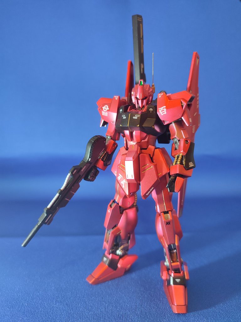 キャンディ塗装は、ガイア　EXブラック↓ガイア　EXシルバー↓Mr．カラー　GXクリアルージュシルバー塗装後クリアレッドを吹いた際になかなか発色しないので１回で厚く吹いてしまい、透け感のない所が出来てしまったり全体の色合わせに苦労しました。クリアカラーは突然発色する感じなので油断していると一気に濃くなってしまう…(あくまでも個人的な感想です。)薄く何度も塗り重ね全体を調整出来るようになったのは最後の方でした…赤は部分的にガイア　プライマリーメタリックレッドを使用し違う質感を出してみました。