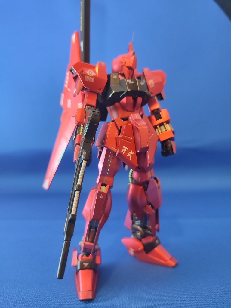 細かい部分は筆塗りで、エナメル塗料のゴールド、シルバー系を使用。スミ入れは薄めたエナメル塗料のゴールドリーフを使用。赤にゴールドのラインは映えますね。