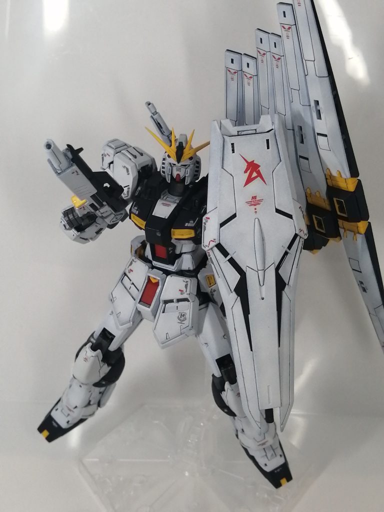 ビームライフルを構え