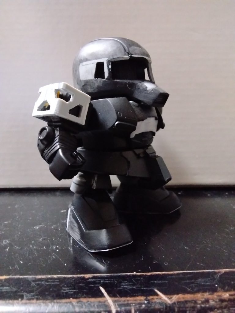 その他、右肩の警戒色アーマーや先腕のモールド本数の変更、コックピット周りの形状変更や、スパイクの切除など、サクッと作るつもりが意外と手が入りました。