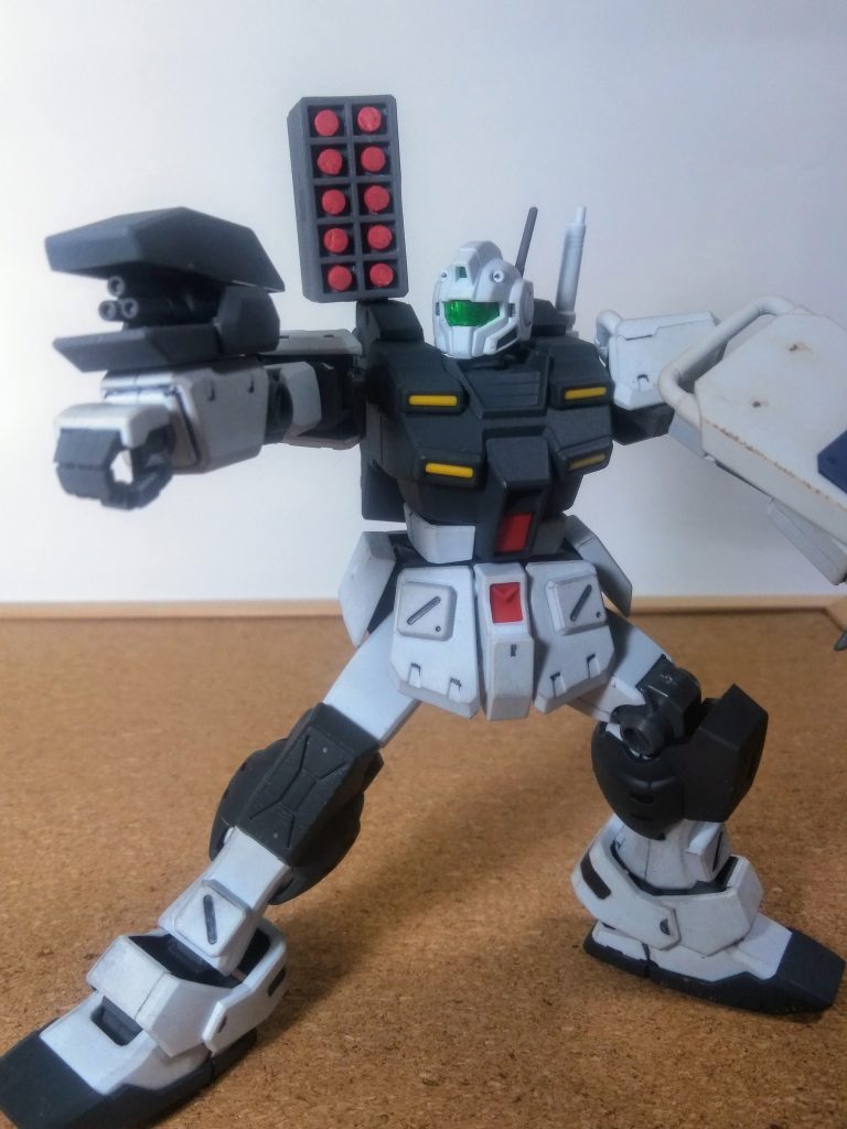 もう1つ位固定武装が欲しい 😋🎵なので、この子の派生機?『パワード ジム カーディガン』より「腕部 3 連装 ガトリング・ガン」を流用です 😃✨✨ やはりジムの系譜はナンデもイケちゃう  🤤💦🌊🏄💦