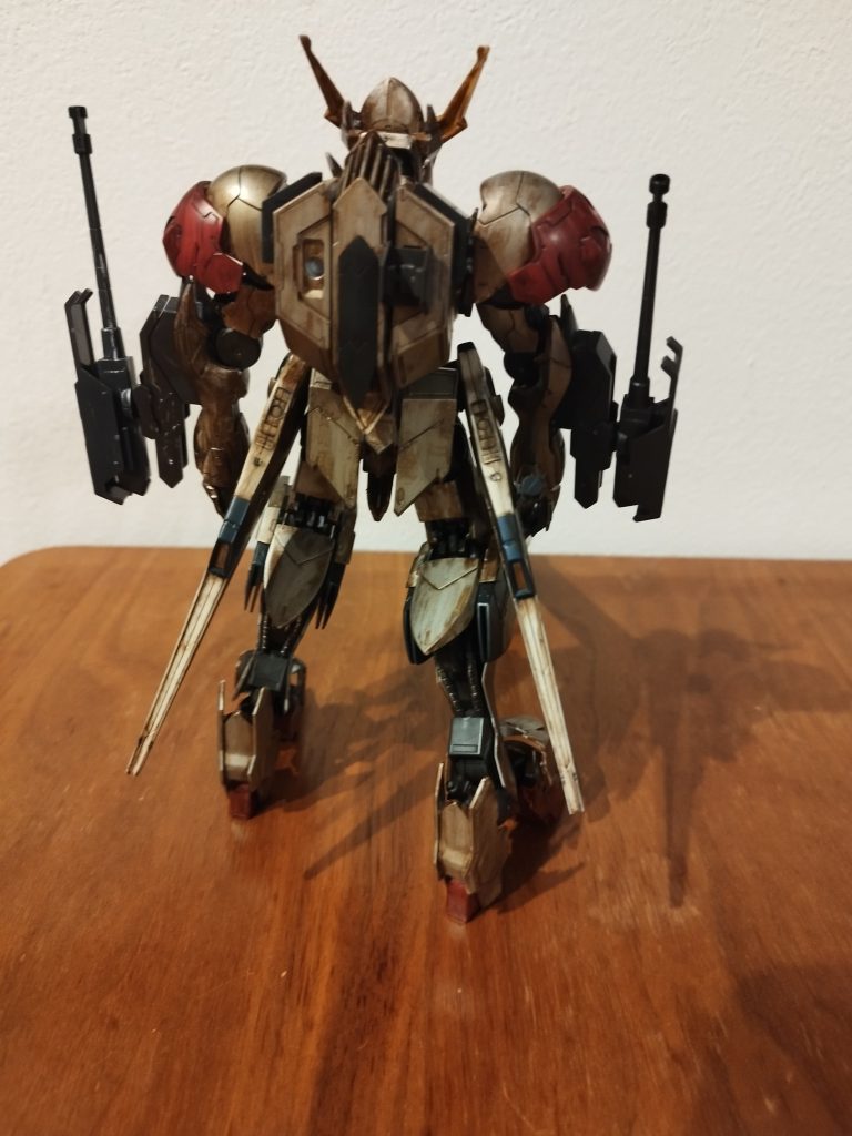 特にお気に入りの背面から。この角度で食卓に置いてニヤニヤ見ながら嫁さん・娘2人に気持ち悪がられてます。笑