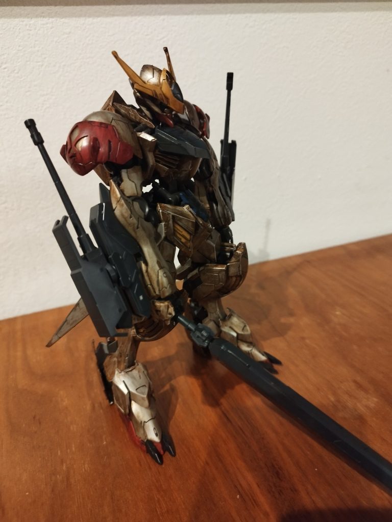 イメージとしては宇宙戦争後、忘れ去られたバルバトスが雨風に晒されて100年、、、って感じですかね。