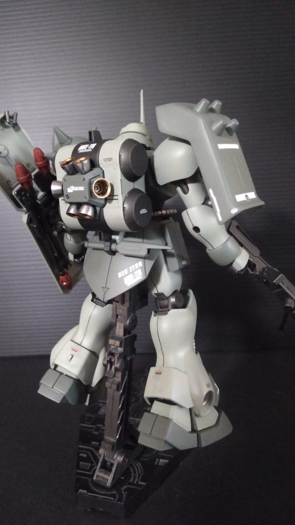 バックパックはプロペラントタンクが横向きに２本上下に配置されているように見えるようなカラーにしました。