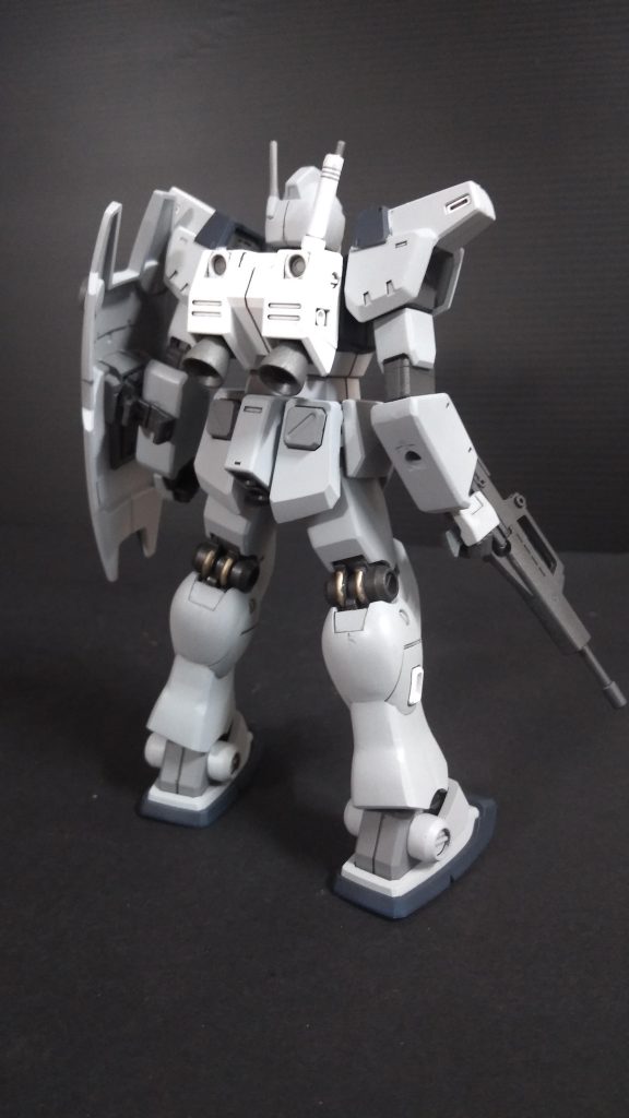 アレックスカラーの名残でバックパックはホワイト仕上げです。