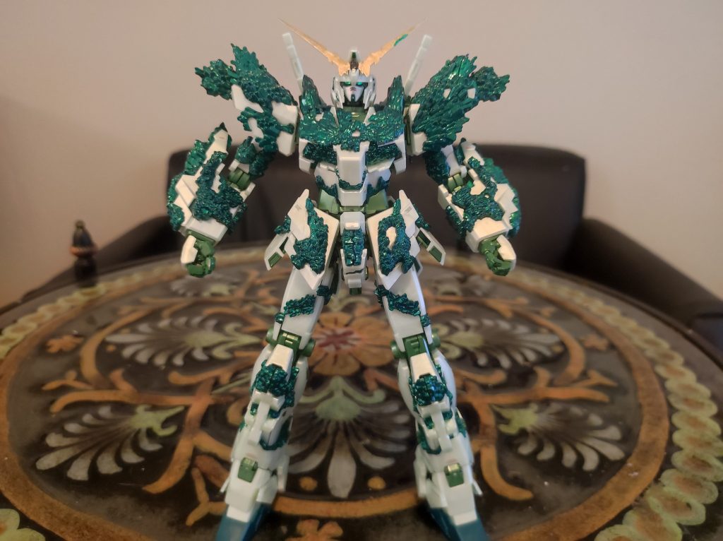 通常版とは違う、デストロイモードのまま組立しますだけです。究極のユニコーンは武器がないはずですが、個人的には二本のビームサーベルがないとガンダムと呼ばれないと思います。 