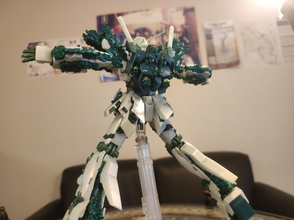 後ろも光の結晶体が見えます。