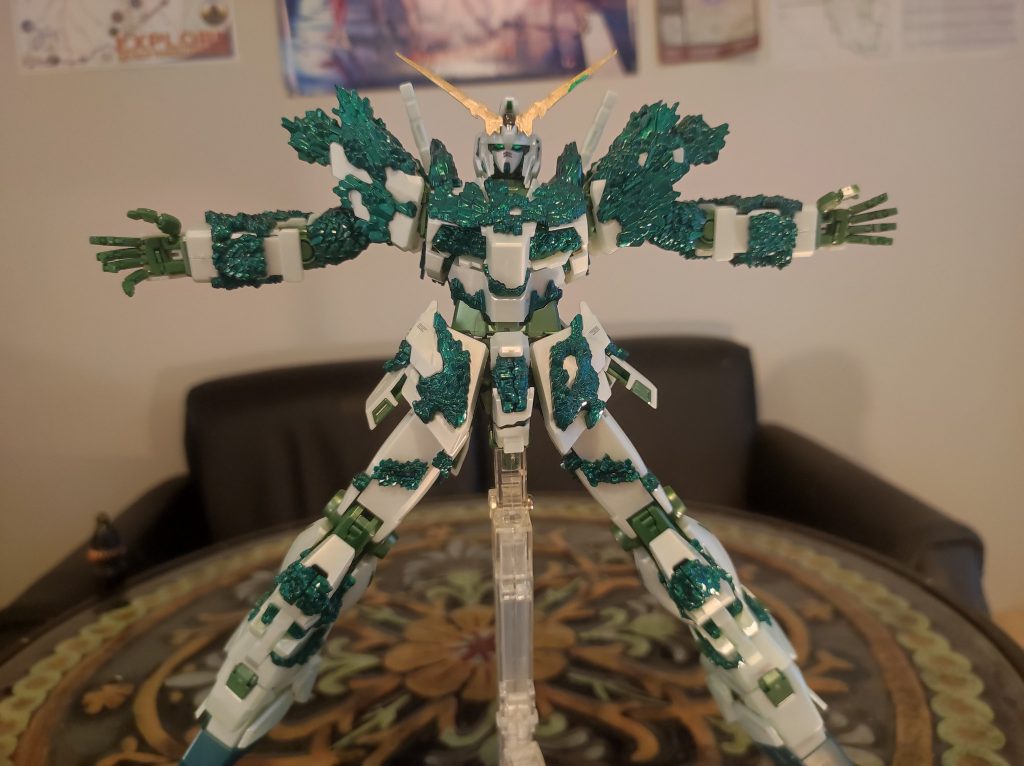 アクシズ降下を止める初め、サイコフレームはどんなありえないことまでができますか？それはコロニーレーザーを防ぐということです。バナージの思いによって全身のサイコフレームが結晶の状態になりました。